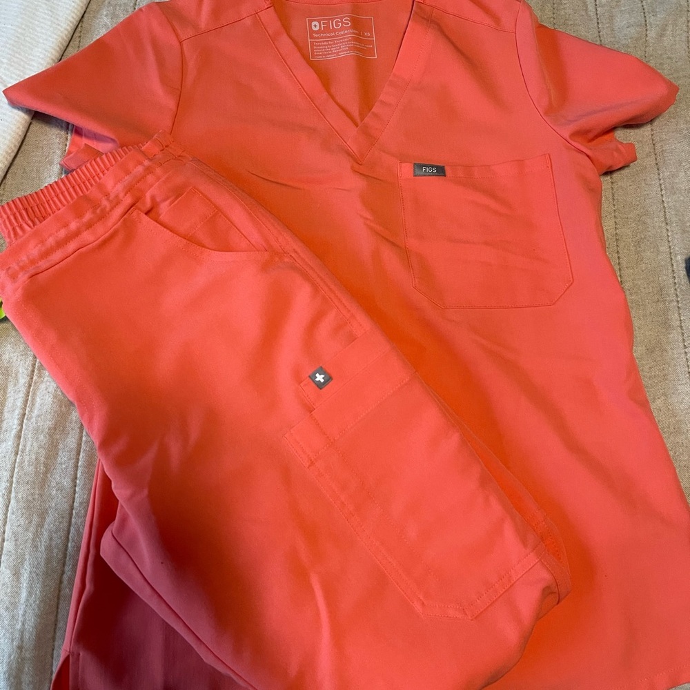 Figs hot coral scrub set